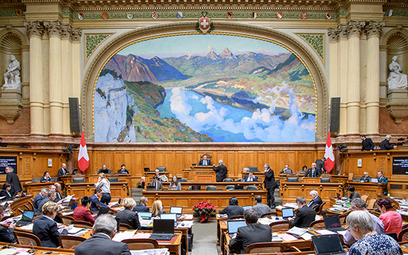 La sala del Consiglio nazionale con i parlamentari seduti ai banchi di legno disposti in semicerchio